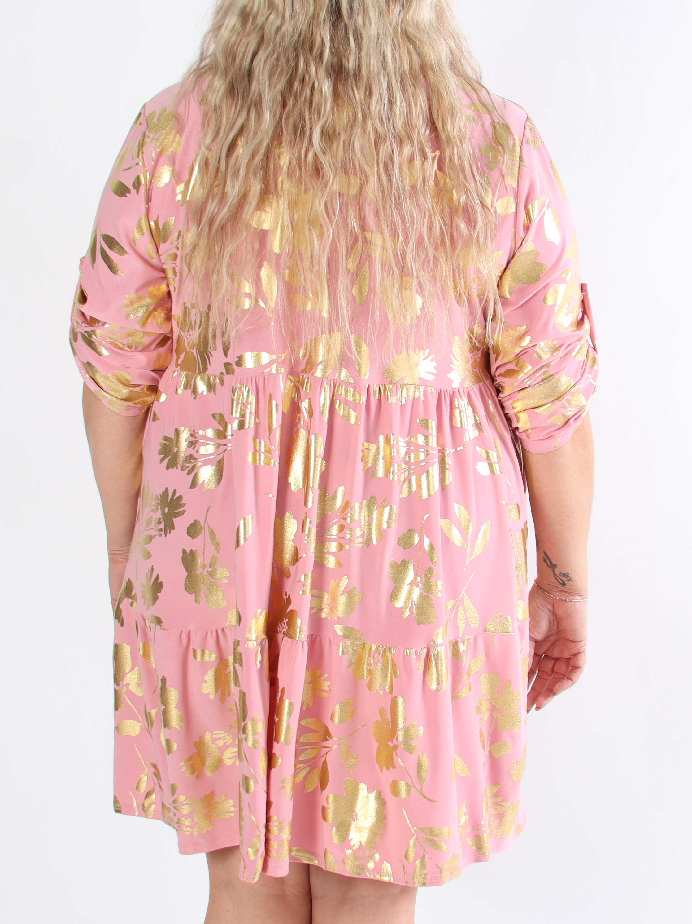 Milano Gold Flower Midi - Plus size kjole med guld blade og lag på lag look